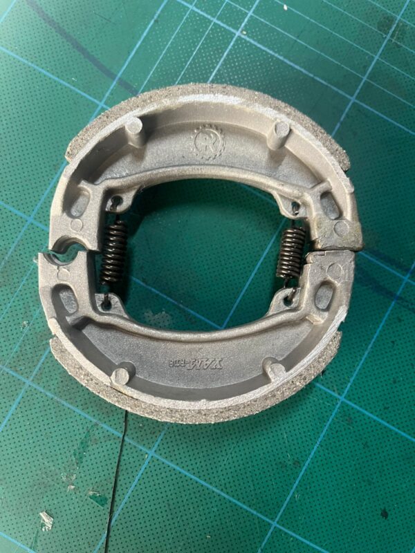Drum brake shoes(with return springs) Type moto: AX100,EN125,GN125